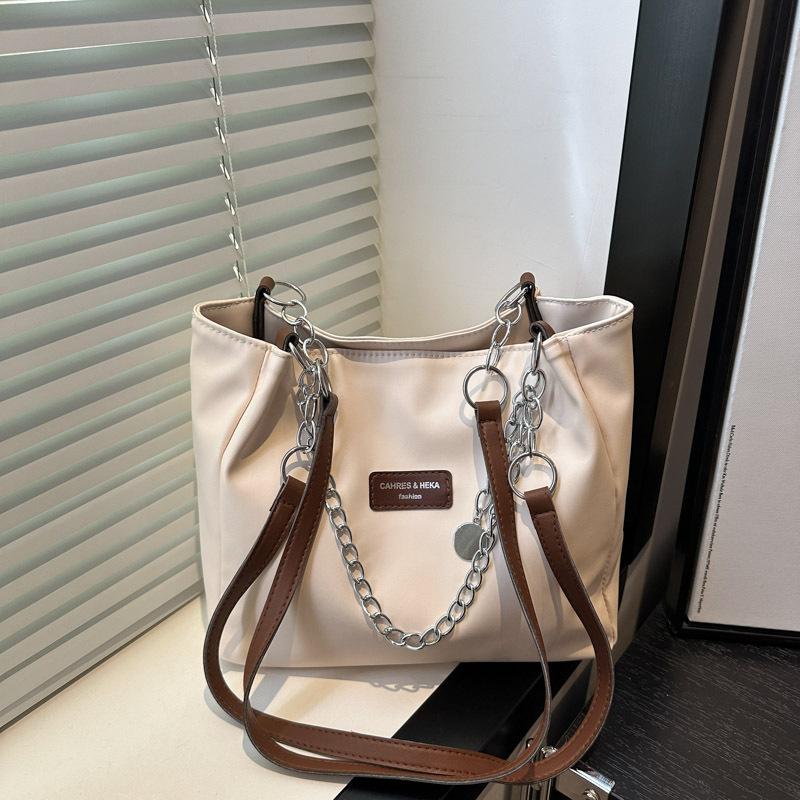 

Вместительная повседневная универсальная сумка-тоут, новая нишевая сумка через плечо под мышкой, с передовым чувством, для студентов, чтобы добираться на занятия белый