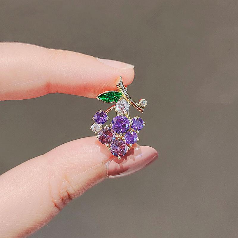 Elegant Cartoon Brooch: Women's High-End Cute Corsage Pin
