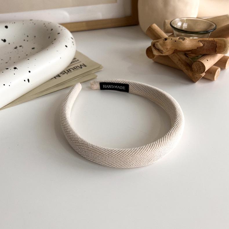 Das vielseitige High-Top-Haarband aus dünnem Schwamm im koreanischen Stil für Herbst und Winter ist ein neues Retro-Haarband in Bonbonfarben zum Ausgehen und für die Haarpresse