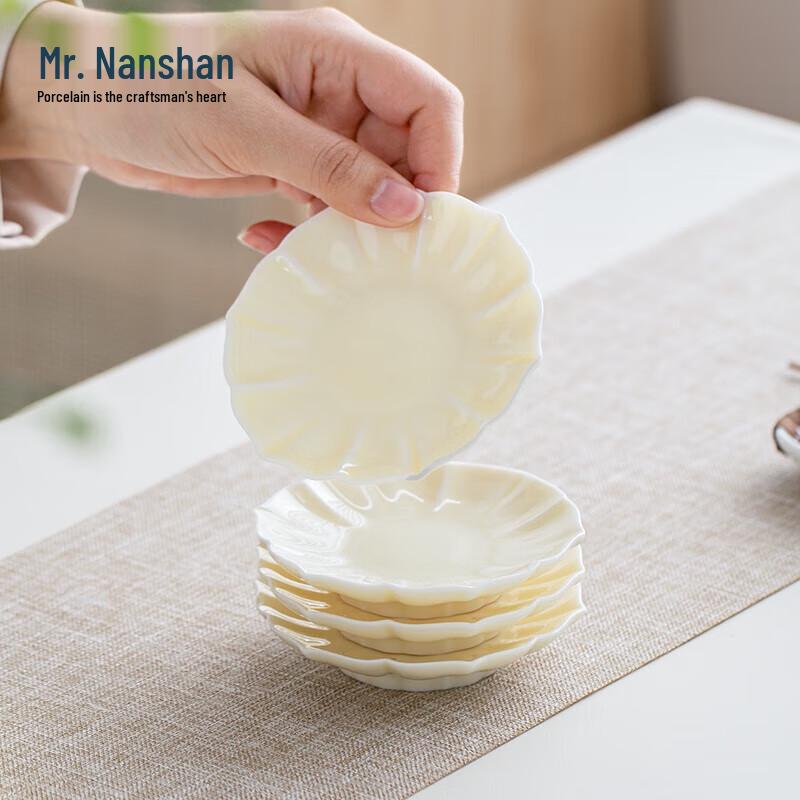 

Nanshan Mr. Moonlight White Ceramic Tea Master Cup Set