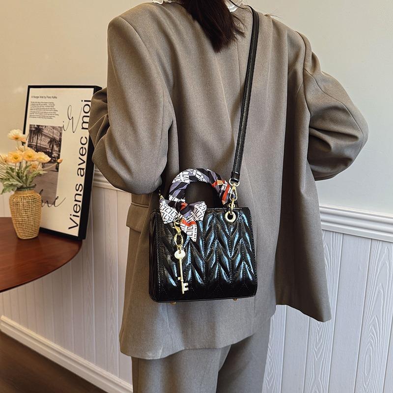 High-end niche bag women's new fashion shoulder messenger bag women's portable Princess Diana bag