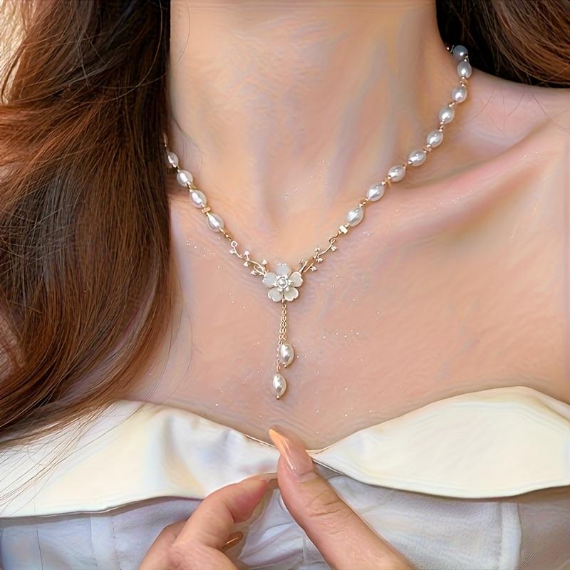 One Faux Pearl Flower Pendant Necklace for Women, an Elegant and Uniquely Designed, Subtly Luxurious Clavicle Chain, Suitable for Everyday Wear.