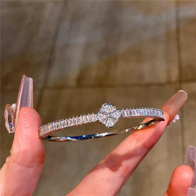 Zircon lucky grass flower bracelet light luxury high sense simple fashion versatile niche design personalized exquisite jewelry