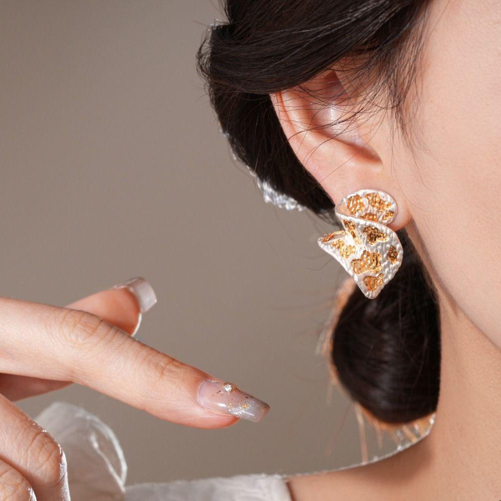Elegant Exaggerated Earrings Spiral Creative Ear Studs Exquisite Geometric Metal Earrings  Gift