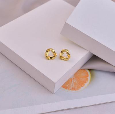 Módní náušnice pro ženy, malé a elegantní