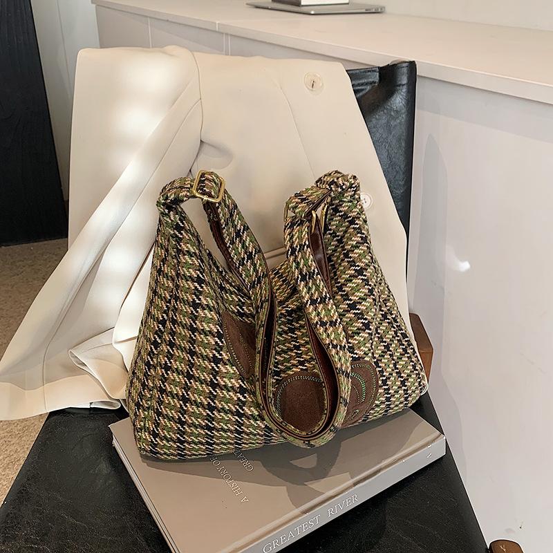 Vintage woolen bag 2025 new embossed letter double-sided shopping bag contrasting color striped underarm shoulder bag
