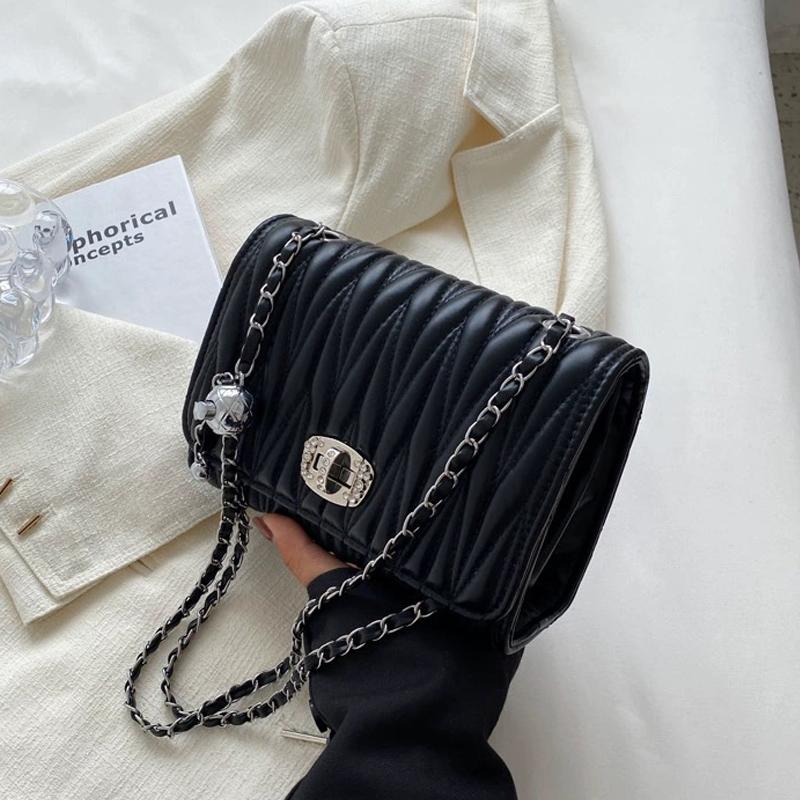 Luxusní dámská kabelka přes rameno s řemeslnou úpravou, malá čtvercová taška, módní trend, kovový řetízek s kuličkou, zdobená kabelka
