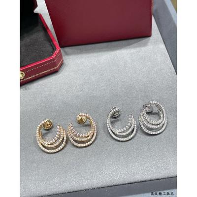 Boucles d'oreilles petites populaires pour Hommes et Femmes peuvent porter, Ajoutant des Éléments Rivets Mode et exquis haut de gamme galvanoplastie personnalisée or 18k