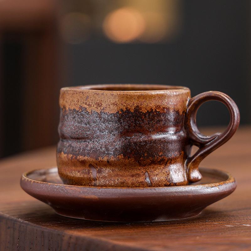 Grobes Töpferton Ofenwechsel Tasse und Untertasse Set Unregelmäßige Wabi-Sabi Keramiktasse für Kaffee Tee Hausbar Rustikale Wohnkultur Geschenk
