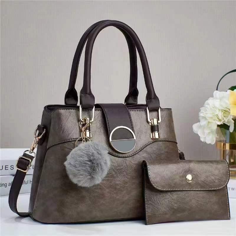 Stylish And Practical Large Capacity Tote Bag For Women With Chain And Lock Closure In Black