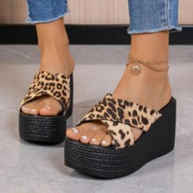 

Шлепанцы на толстой подошве и танкетке, увеличивающие рост, 2025 лето, леопардовой расцветки, пляжная обувь с открытым носком, женские нескользящие удобные сандалии 43