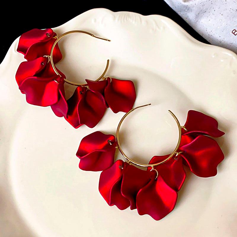 

Elegant Silver Needle Fringe Petal Earrings: High-End Retro Dangle Design for Women