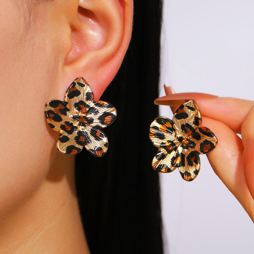 Temperament Leopard Print Geometric Flower Earrings for Women Ladies Vintage Metal Petal Drop Earrings Holiday Jewelry Wholesale