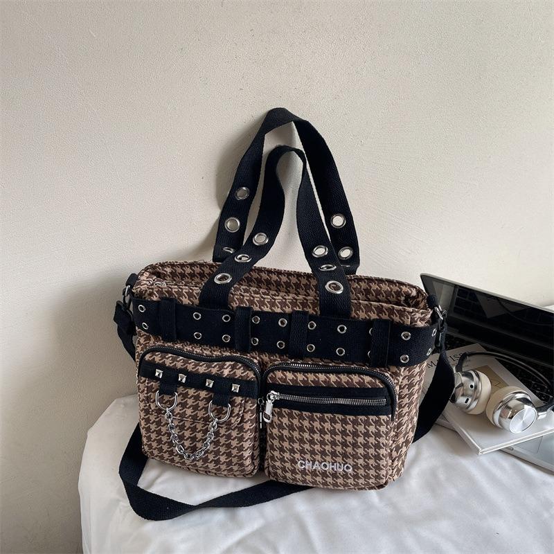 Neue große karierte Nietentasche Damenmode Personalisierte Pendler-Umhängetasche Punk-Stil Tragetasche