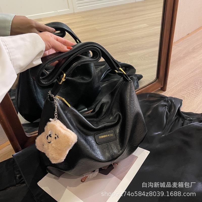 

Fashion with pendant super soft small bag women s 2025 new trendy temperament retro shoulder bag foreign style messenger dumpling bag