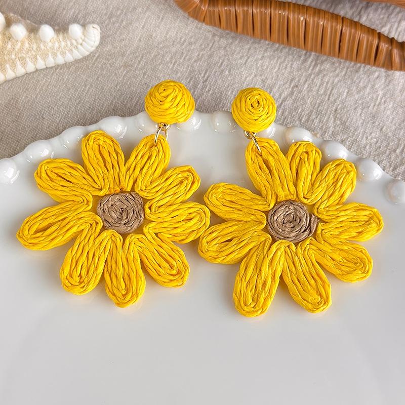 Cute Handmade Woven Sunflower Clip Earrings Raffia Flower Ear Clip for Women Beach Vacation Jewelry Gift Accessories Gifts