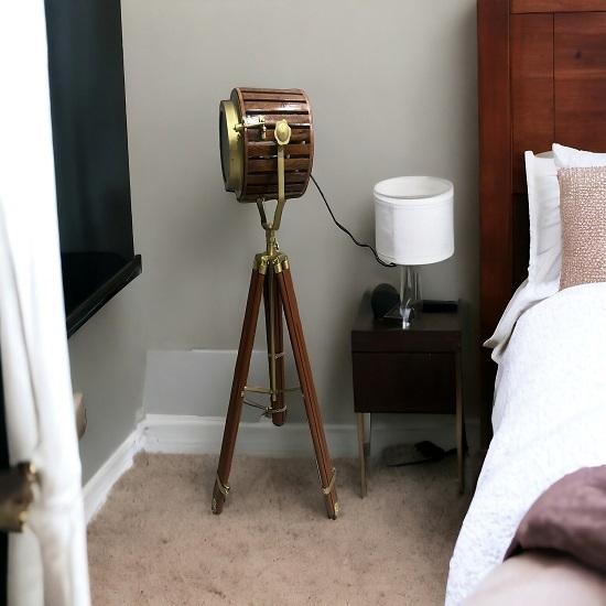 Ručně vyráběná průmyslová stojací lampa s dřevěným stativem | Studio Searchlight Spotlight | Hnědý stativ Home Decor Collectible