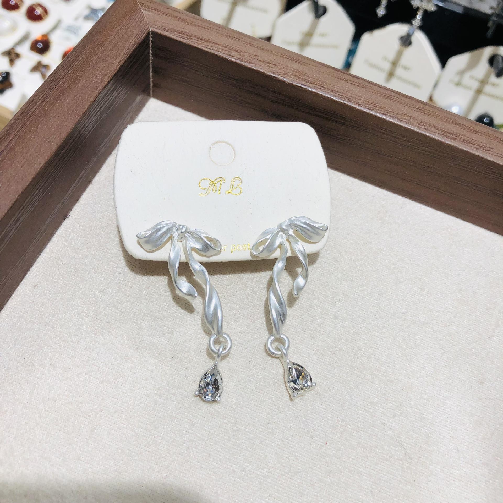 

Elegant Butterfly Knot Silk Ribbon Zircon Earrings for Round Face Women High-End Luxury Feelings Fashionable Trendy Ear Jewelry