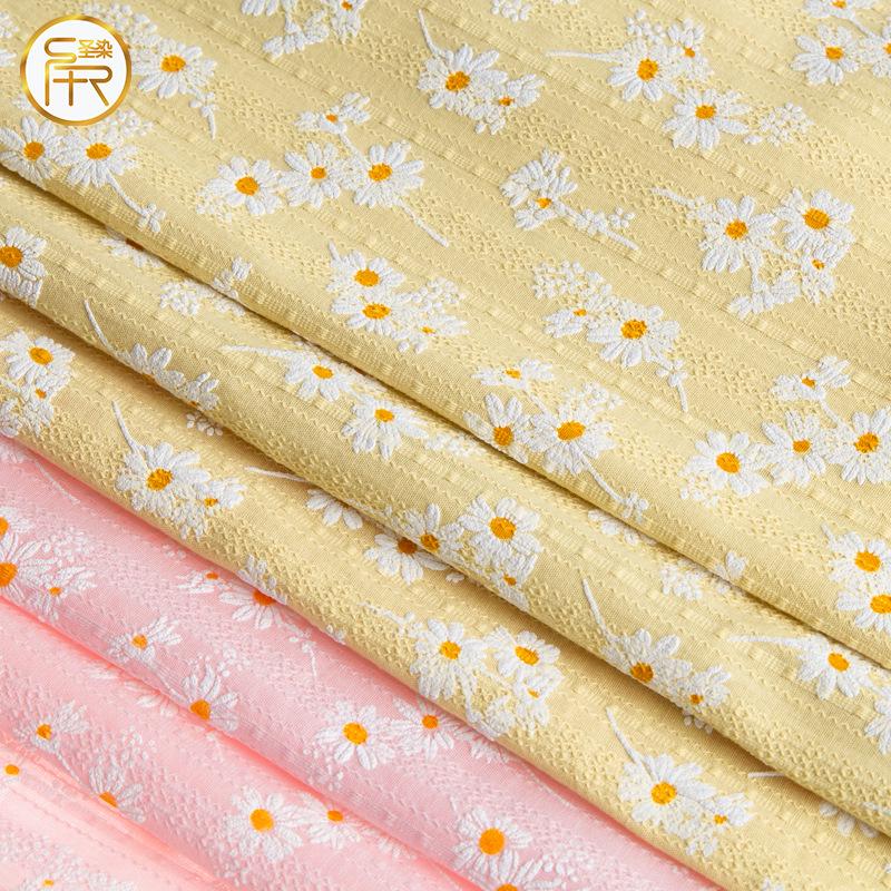 Pure Cotton 40s Three-Dimensional Daisy Print DIY Floral Fabric for Dresses, Children's Clothing, and Tablecloths.
