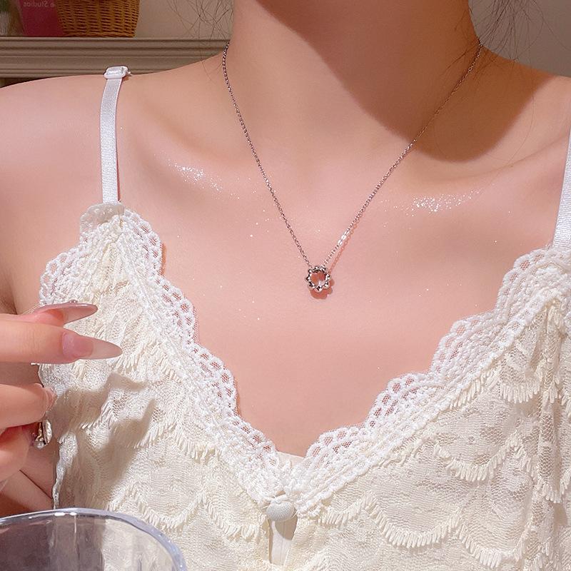 

Ring flower pendant, titanium steel necklace, women s cold and simple silver collarbone chain, Korean version of personalized jewelry