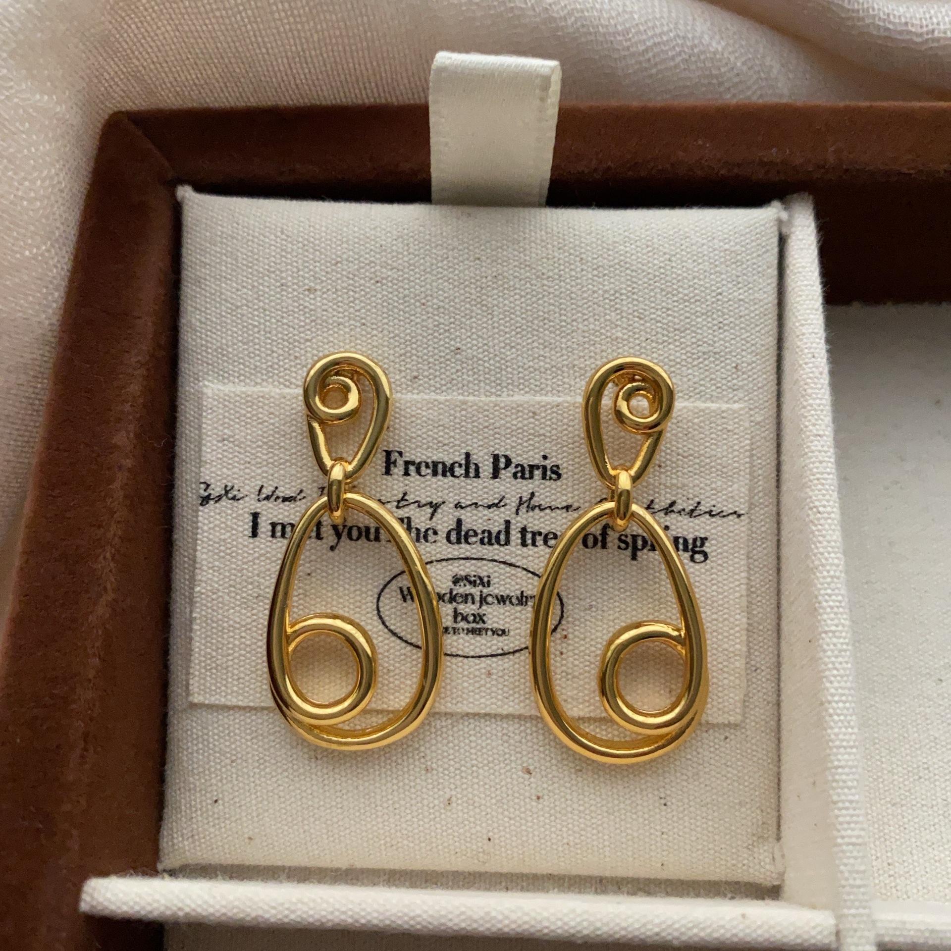 

Oval spiral stud earrings fashion luxury French vintage light luxury artistic atmosphere abstract curve earrings