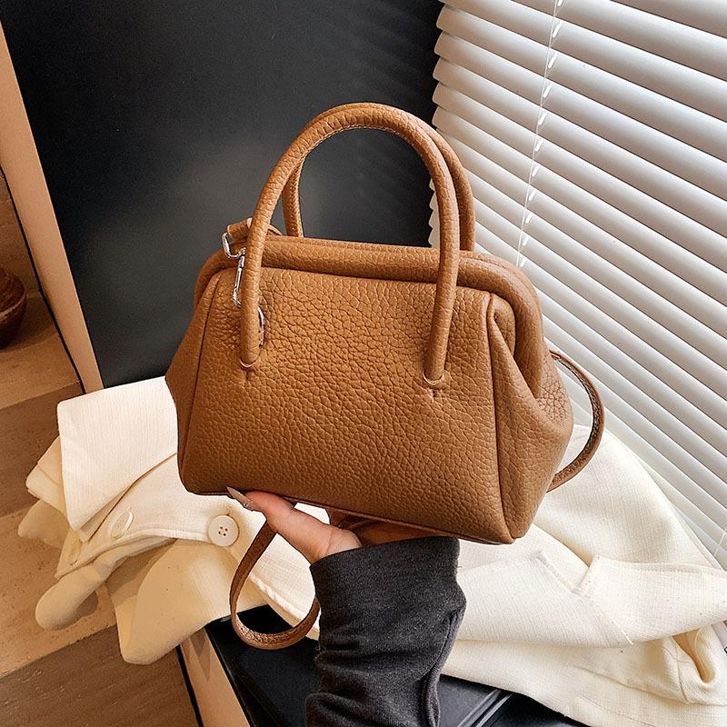 

Niche texture handbag small bag women s 2025 new versatile simple clip bag fashionable shoulder messenger bag коричневый