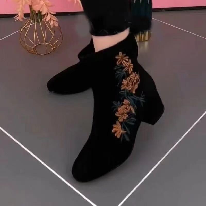 Fashion Boots 2025 Autumn and Winter New Black Matte Leather Ethnic Style Embroidered Pointed Middle Heel Retro Embroidered Boots