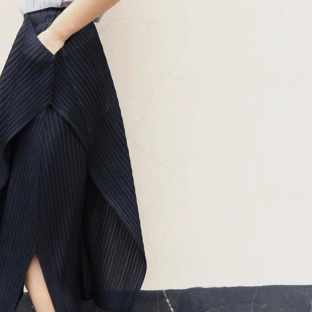 Fustă Neagră Asimetrică cu Fentă și Pliuri Miyake - Casual Chic High-End pentru Femei