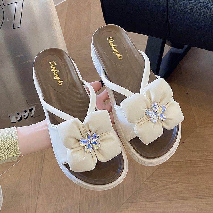 In the summer of 2025, the new platform-soled flowers and women's slippers are fashionable and versatile muffins and beach shoes, rhinestone sandals.