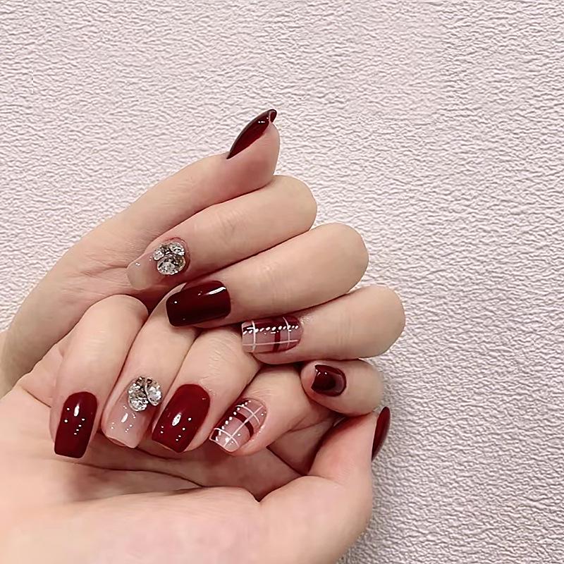 

Cherry Red Plaid Gradient Nail Stickers for Autumn & Winter Glue Set