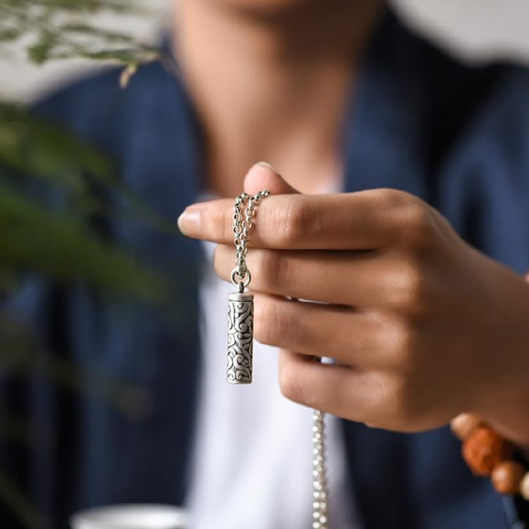 Collana Pendente Cavo in Argento Antico per Conservare le Scritture Design a Vite Inciso Include Rotolo di Preghiera Cinturino in Pelle