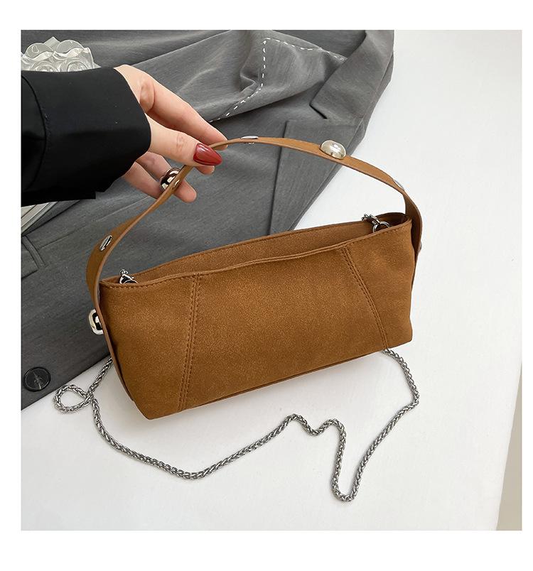 Нишевая дизайнерская сумка-багет большой вместимости под мышку, заклепки, модная ретро-сумка-багет, женская новая персонализированная сумка на плечо 2025 года