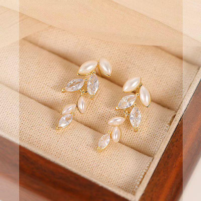 Elegant Imitation Pearl and Diamond-Studded Earrings for Women