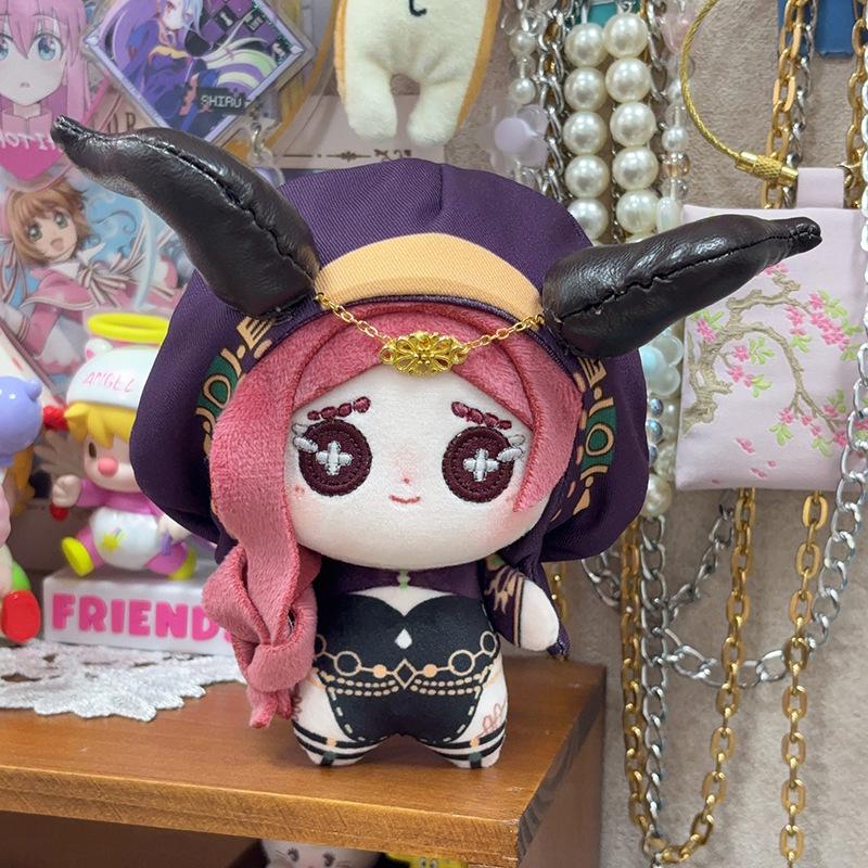 10cm Spiel Identity V Priesterin Plüschtiere Stoffpuppen Niedliche Fiona Gilman Dekorative Plüschanhänger Schlüsselanhänger Puppen Weihnachtsgeschenke