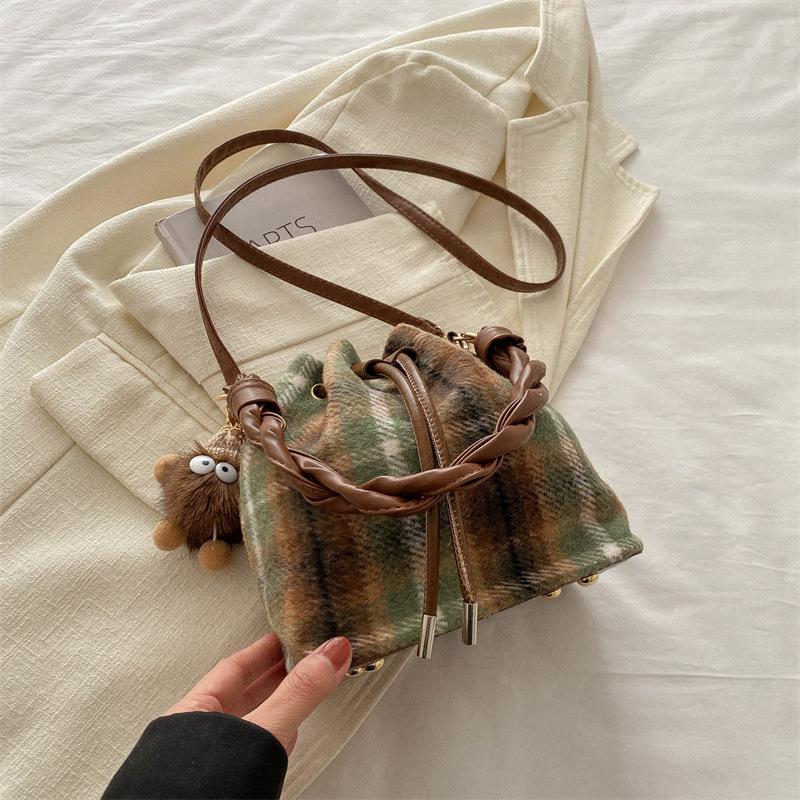 Today's fashion and large-capacity retro plaid strap bag women's new messenger bag bucket bag