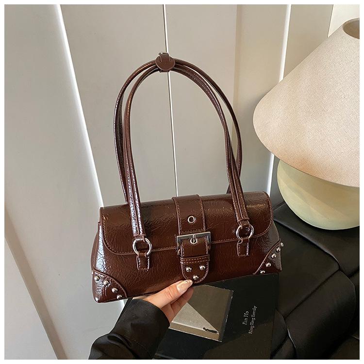 Large capacity retro bag women's autumn and winter niche single shoulder underarm bag rivet commuter pillow bag