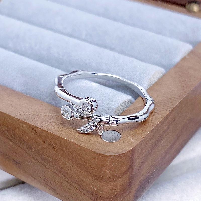 

Кільце-букет з діамантами Світло Розкішне Кільце з цирконом у формі голубиного яйця Жіночність Ряд Діамантове кільце для носіння в стопці Кільце з бамбуком з високим відчуттям Adjustable opening