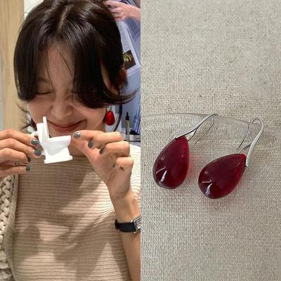 Orecchini pendenti con goccia d'acqua rossa Fever da donna, leggeri, di lusso, dal design di nicchia, con personalità versatile.