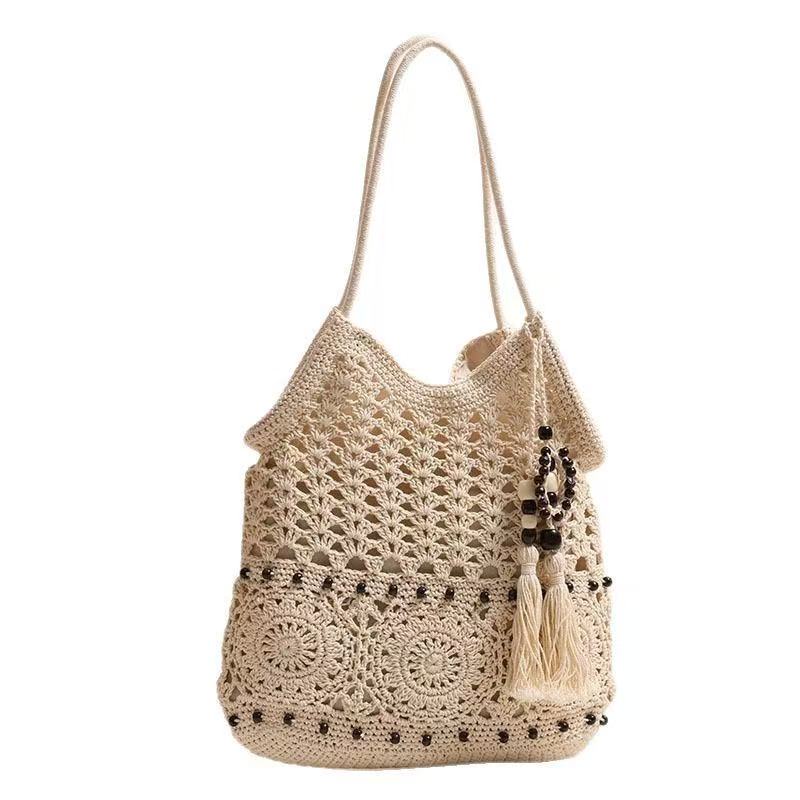 Gehäkelte Tragetasche für Damen Weiß Durchbrochene Stricktasche mit Perlenfransen-Anhänger Verstellbare lange Träger Boho Strandtasche