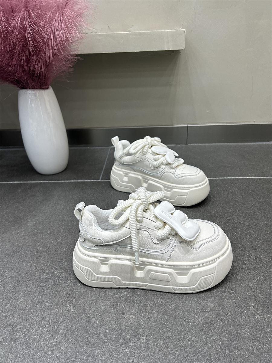 

Европейские кожаные маленькие белые туфли женские туфли на толстой подошве 2025 года весна и осень новые дышащие нескользящие повседневные туфли для хлеба 35 белый