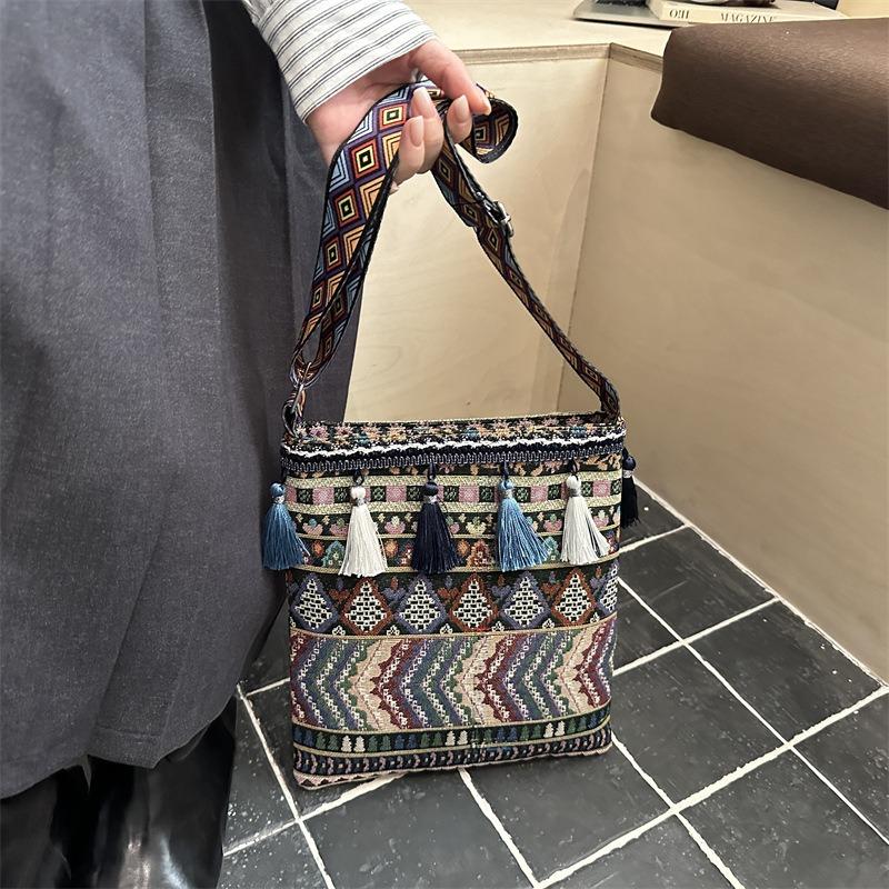 Ethnic Style Shoulder Bag Women's New Woven Messenger Bag Retro Geometric Pattern Handbag Woven Vacation Bag