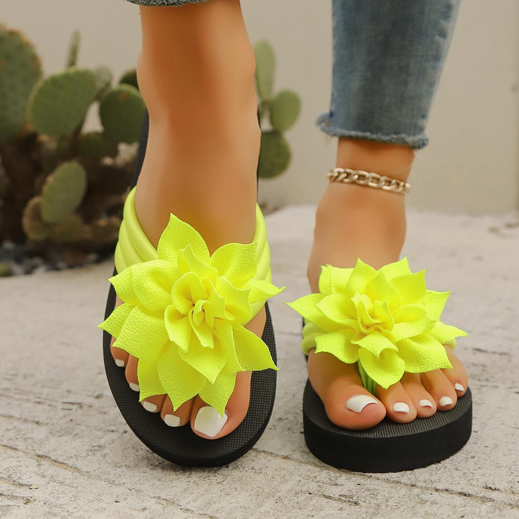 A Pair of Women's Slippers with Floral Pattern Suitable for All Seasons Easy To Put On And Take Off, Vacation Style Fabric Upper EVA Sole and Insole