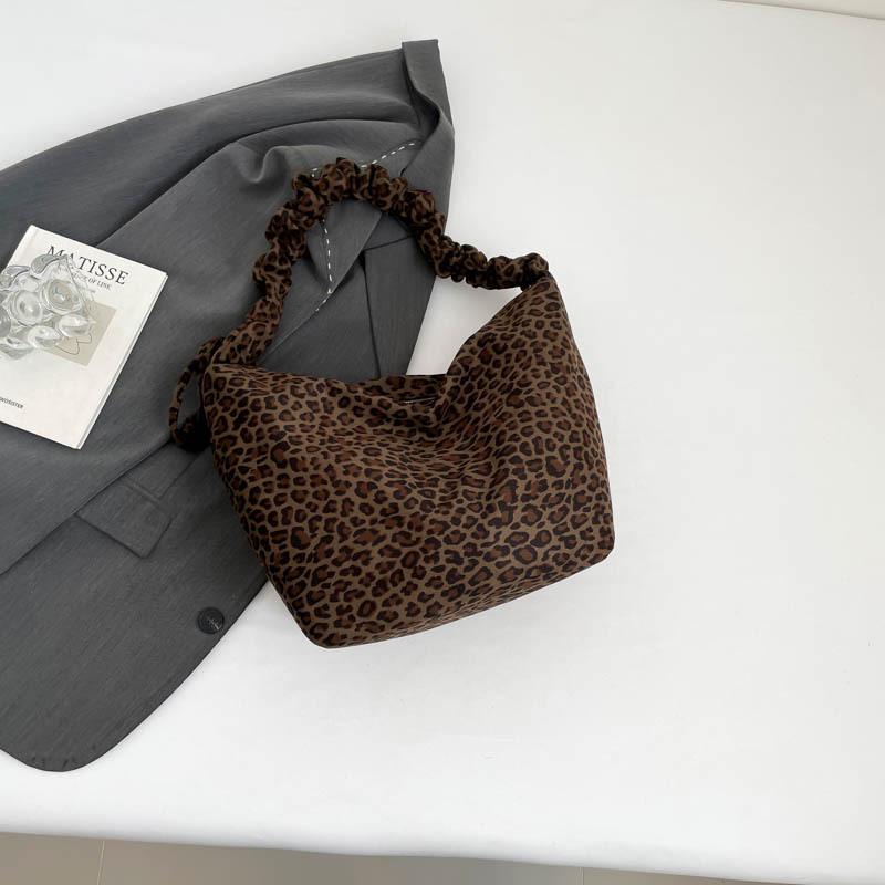 

Large capacity trend portable fashion shoulder bag 2025 autumn and winter new niche simple messenger commuter tote