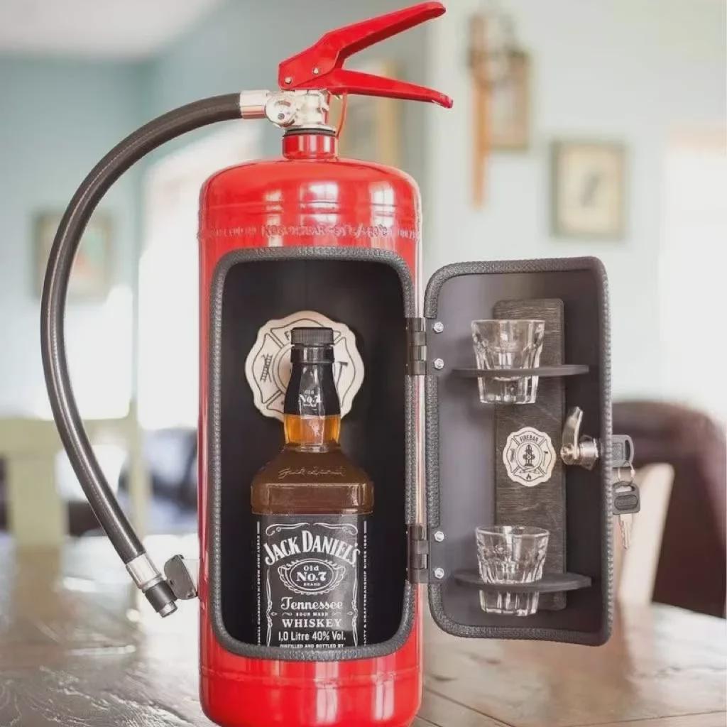 Kompaktes Männergeschenk: Feuerlöscherhalter & Minibar-Weinkiste