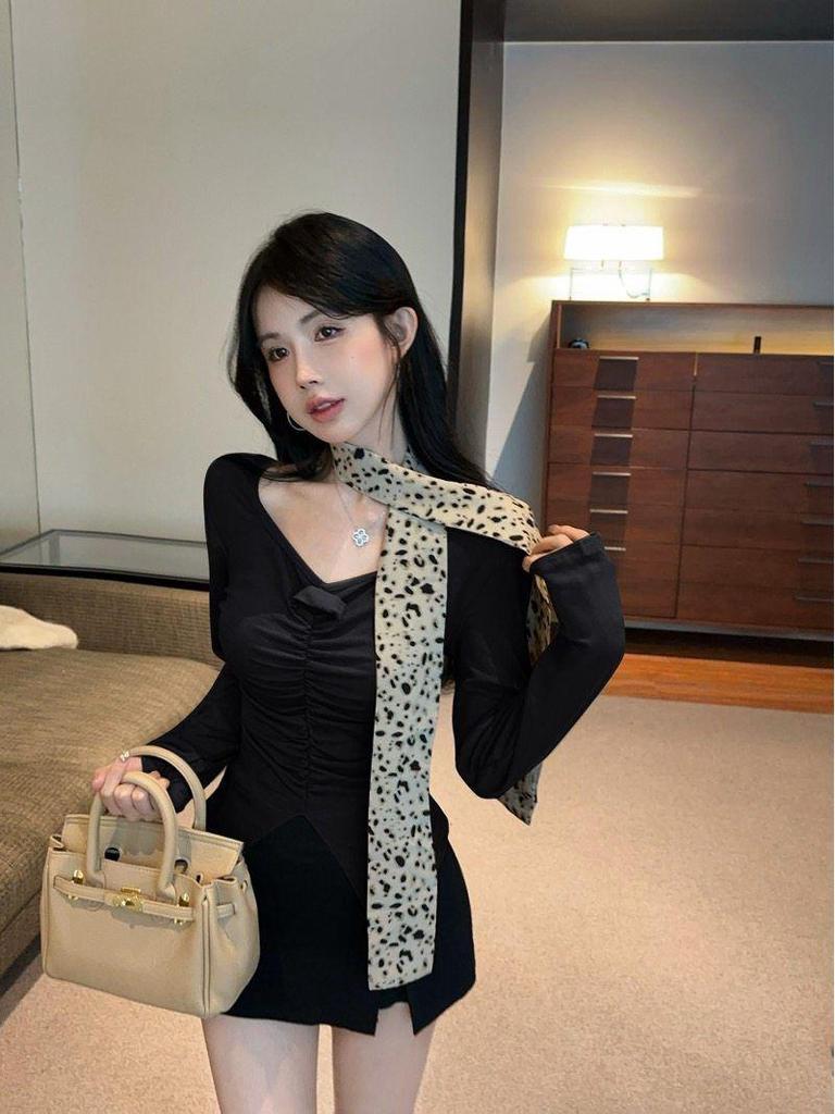 Elegant Leopard Print Waist-Cinching Long-Sleeve Pleated Top with Ribbon Detail