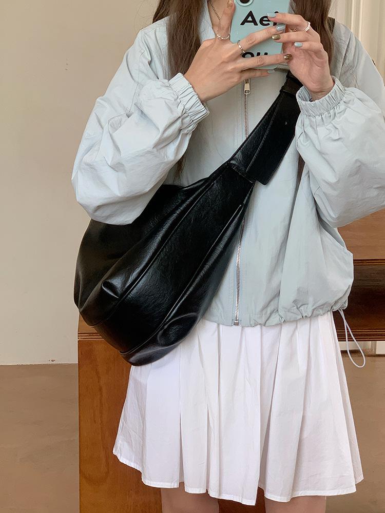 Japanese-Style Large Capacity Soft Leather Croissant Crossbody Bag for Women - High-End Autumn/Winter 2026 Shoulder Tote