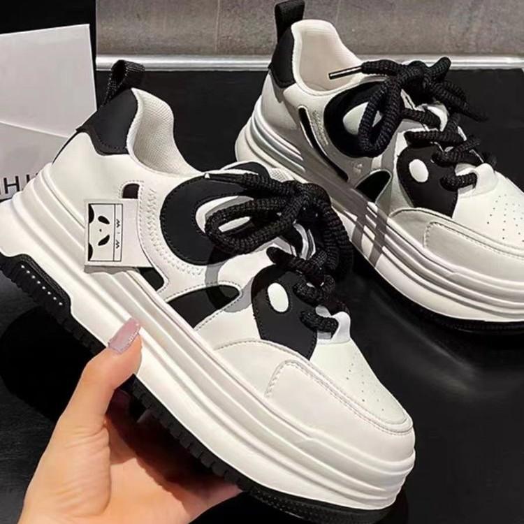 

thick-soled black and white panda board shoes women s spring 2025 new popular soft-soled lightweight sports little white shoes ins versatile 40