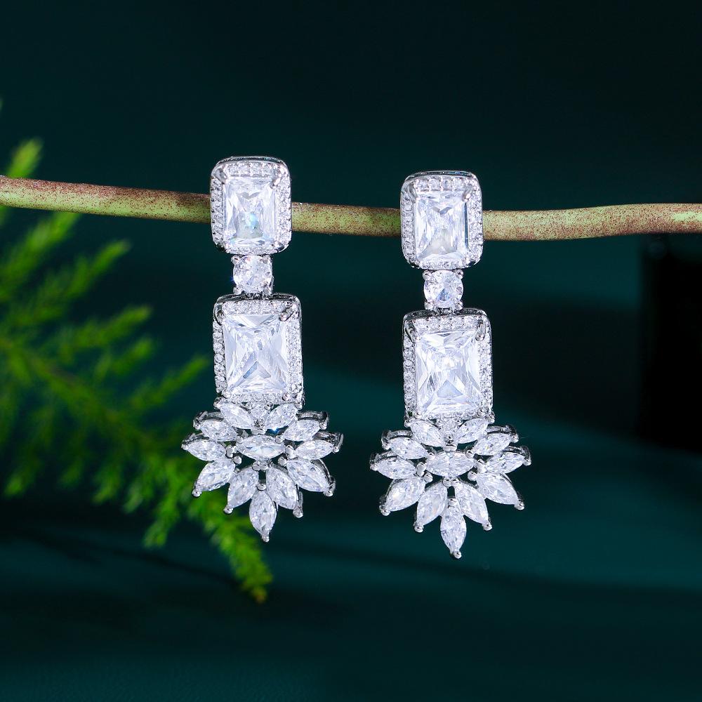 

Темпераментный дизайн Легкая роскошь Прозрачные серьги Темперамент Высокий сенс Микроциркониевые серьги Украшения для ушей