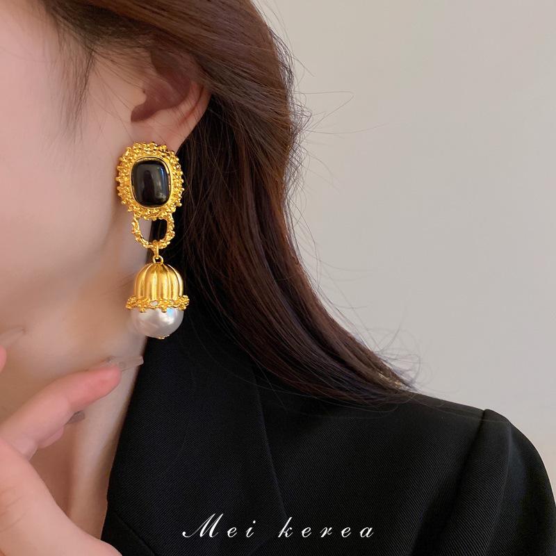French retro black love pearl circle earrings medium antique temperament stud earrings women