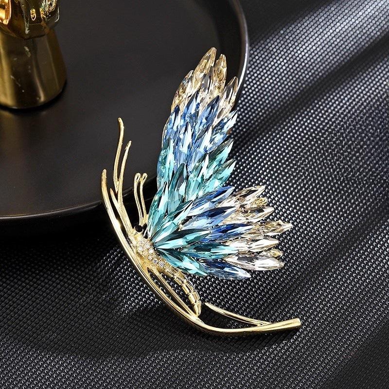 

The Gradient Colored Butterfly Brooch Exudes An Elegant Charm. The Crystal Brooch Has A Niche Design Sense